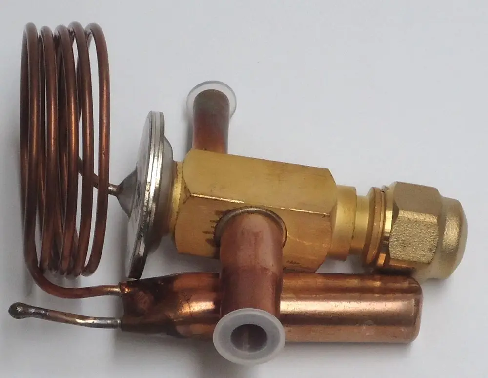 Daikin Thermostatventil mit einer spiralförmigen Kupferleitung und mehreren Anschlüssen für den Anschluss an Heizsysteme.
